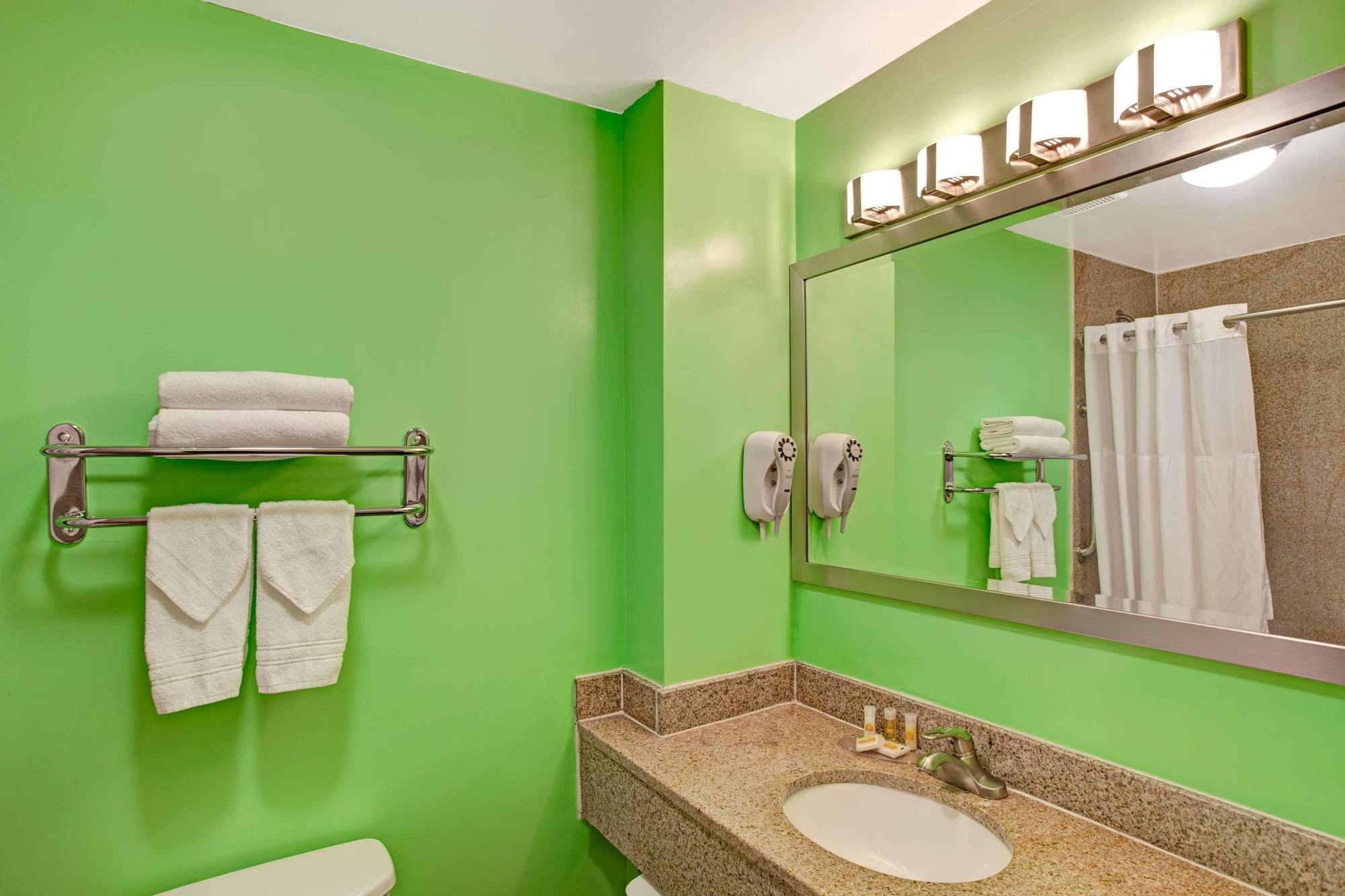 ניו יורק Days Inn & Suites By Wyndham Ozone Park/Jfk Airport מראה חיצוני תמונה