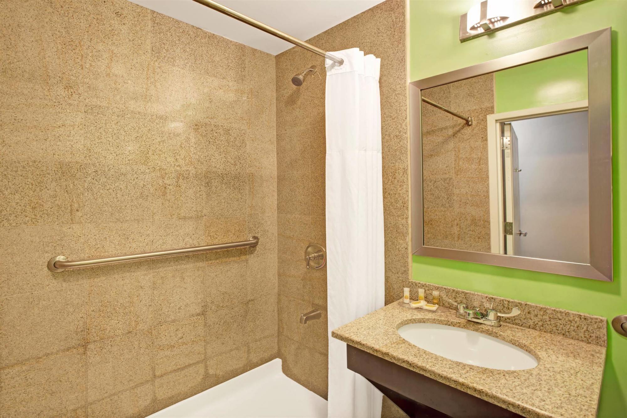 ניו יורק Days Inn & Suites By Wyndham Ozone Park/Jfk Airport מראה חיצוני תמונה